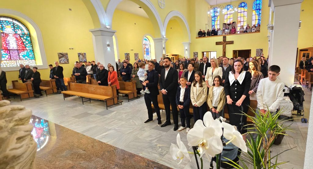 U župi Podhum biskup Željko Majić krstio je Stipu, sedmo dijete Josipa i Ive Magić iz Golinjeva. Veliko slavlje života, vjere i obiteljskog blagoslova.
